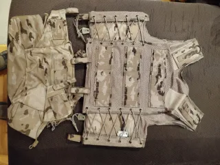 Chaleco táctico pixelado árido