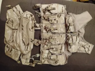 Chaleco táctico pixelado árido