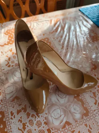 Zapatos de tacón de piel y charol caramelo