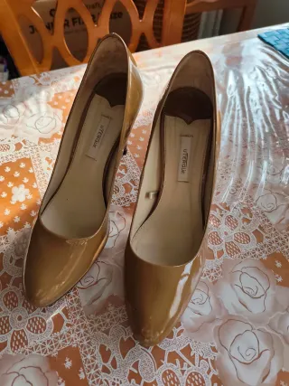 Zapatos de tacón de piel y charol caramelo
