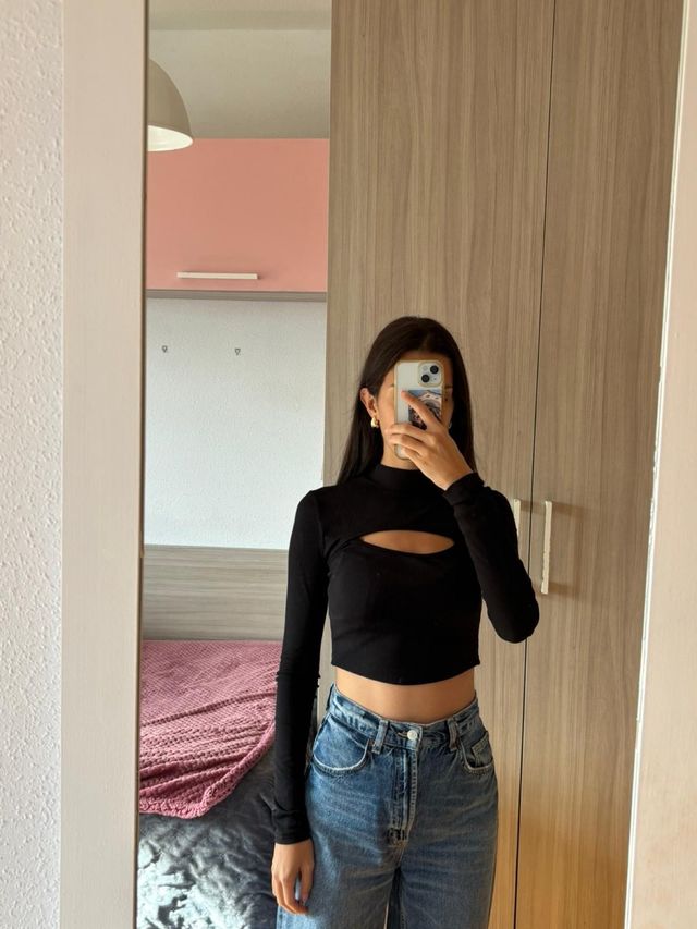 Camiseta negra crop top con cut-out