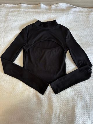 Camiseta negra crop top con cut-out