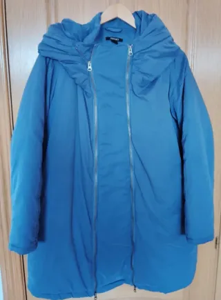 Abrigo premamá y porteo azul, con muy poco uso.