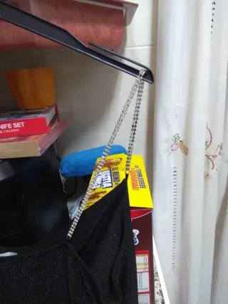 Vestido negro brillante con tirantes