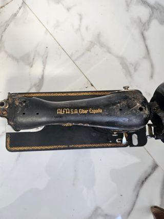 Máquina de Coser Alfa Antigua