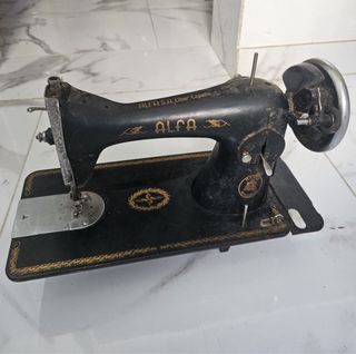 Máquina de Coser Alfa Antigua
