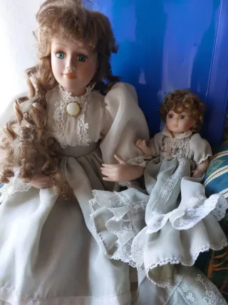 Bella e antica bambola madre con il suo bambino