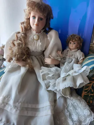 Bella e antica bambola madre con il suo bambino