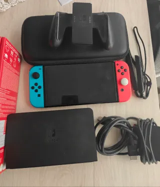 Nintendo Switch OLED Roja/Azul + Funda y protector