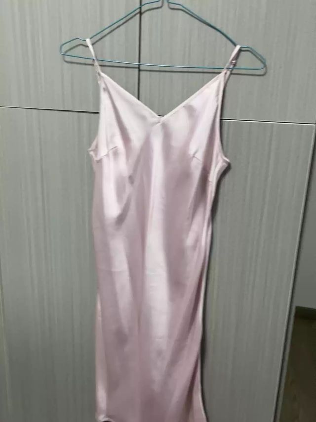 Abito rosa con spalline sottili