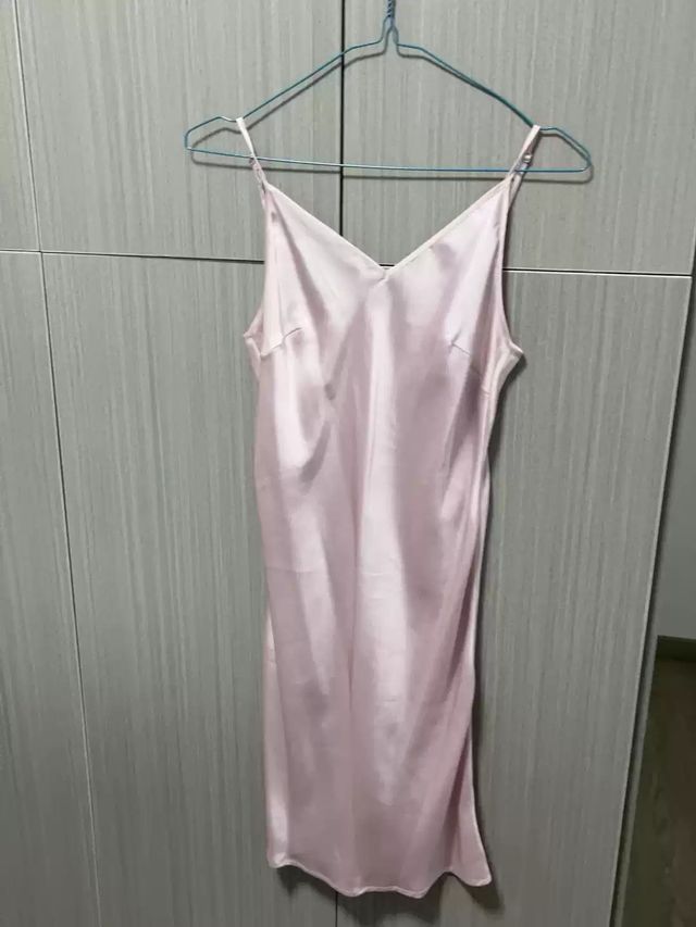 Abito rosa con spalline sottili