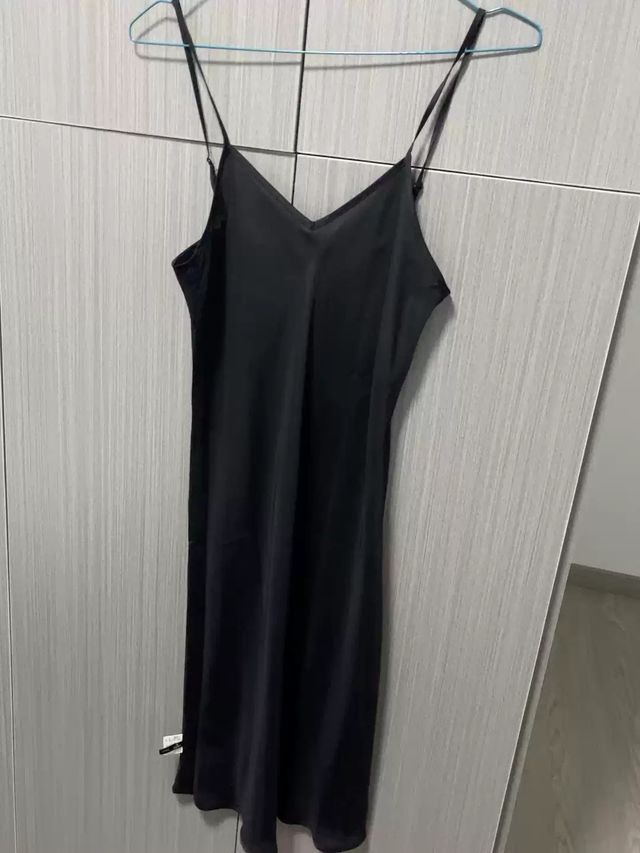 Abito nero con spalline sottili