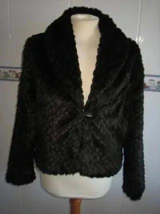 Abrigo negro sintético T. L