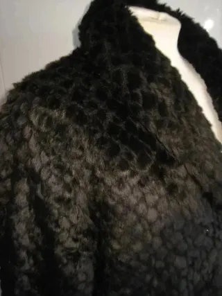 Abrigo negro sintético T. L