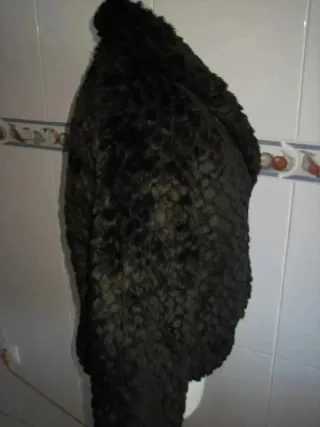 Abrigo negro sintético T. L