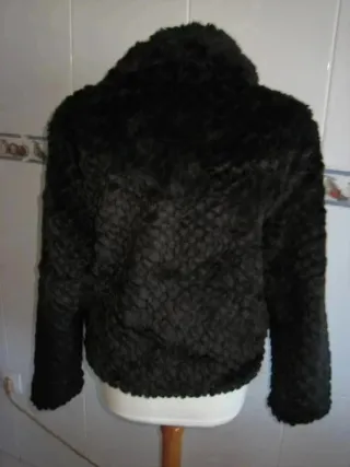 Abrigo negro sintético T. L