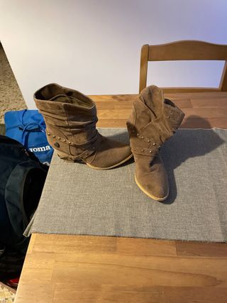 Botines ante tachuelas marrones