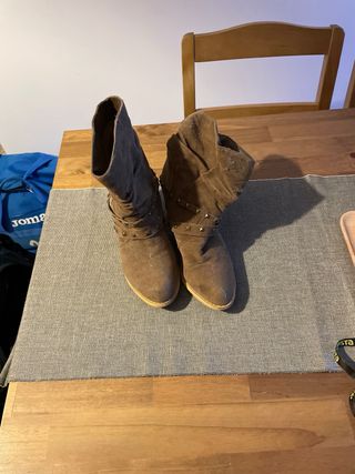 Botines ante tachuelas marrones