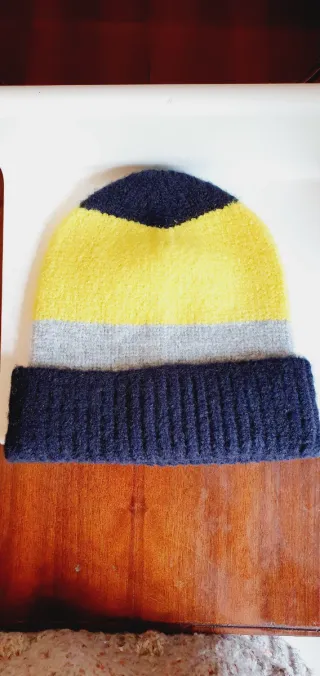 Cappello OVS righe nero, grigio, giallo