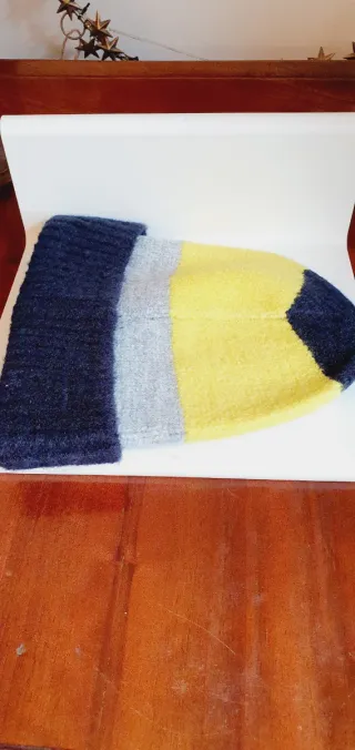 Cappello OVS righe nero, grigio, giallo