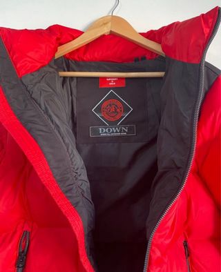 Chaqueta plumífero Superdry roja y negra