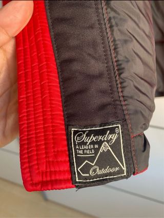 Chaqueta plumífero Superdry roja y negra