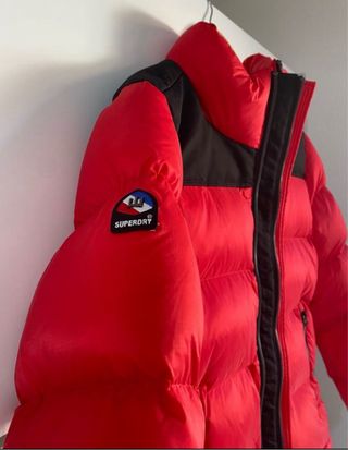 Chaqueta plumífero Superdry roja y negra