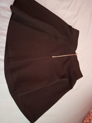 Falda negra con cremallera