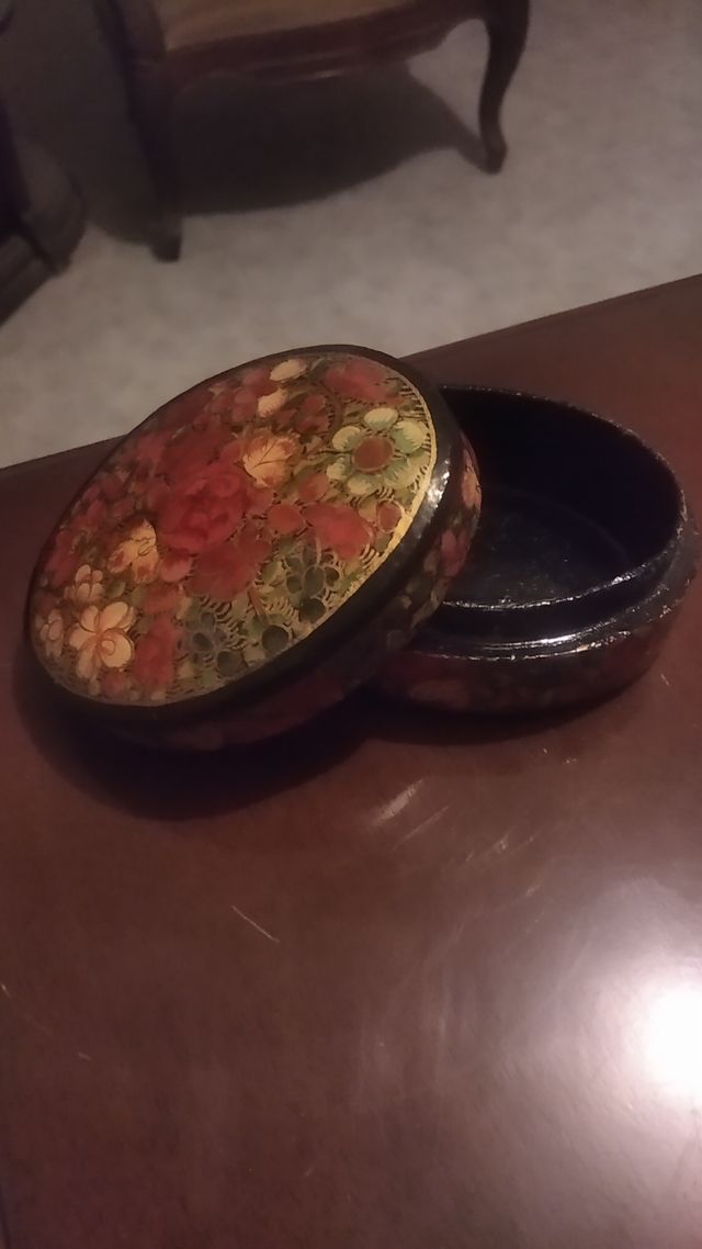 Portagioie vintage in legno laccato dipinto a mano