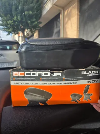 Apoyabrazos universal coche