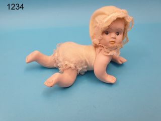 bambola bambolina in ceramica