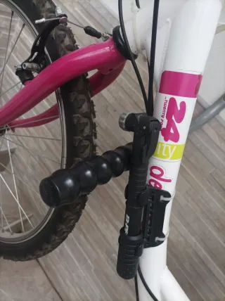 Bicicleta Montaña 24 con funda y soporte pared