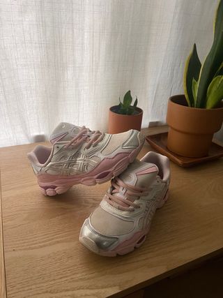 Zapatillas ASICS rosas y plateadas