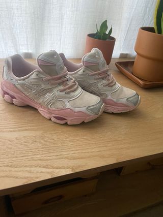 Zapatillas ASICS rosas y plateadas