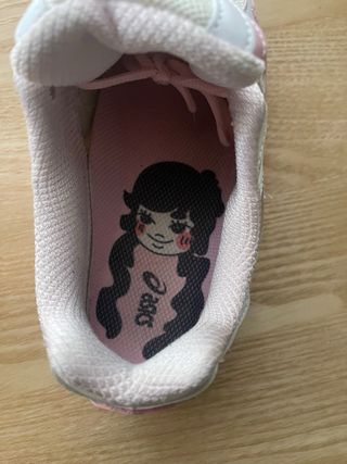 Zapatillas ASICS rosas y plateadas