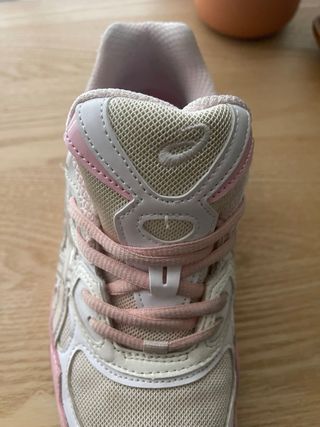 Zapatillas ASICS rosas y plateadas