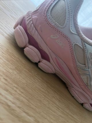 Zapatillas ASICS rosas y plateadas
