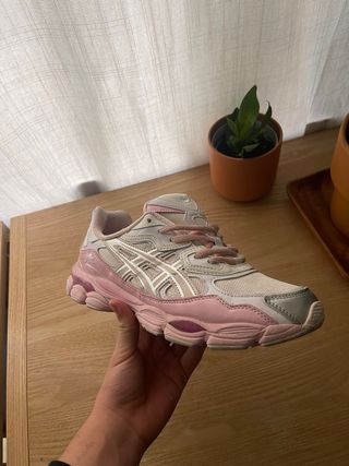 Zapatillas ASICS rosas y plateadas