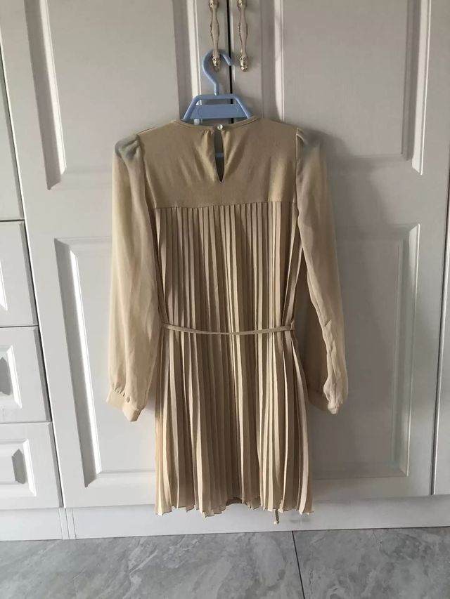 Abito giallo chiaro plissettato