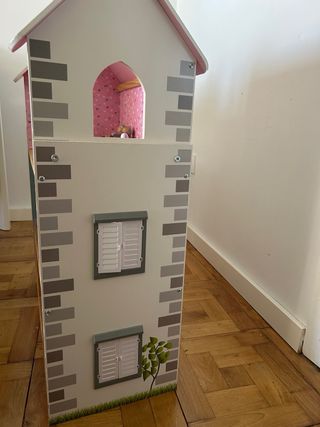 Casa de muñecas de madera con accesorios