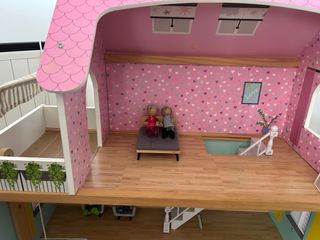 Casa de muñecas de madera con accesorios