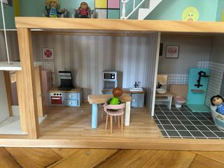 Casa de muñecas de madera con accesorios