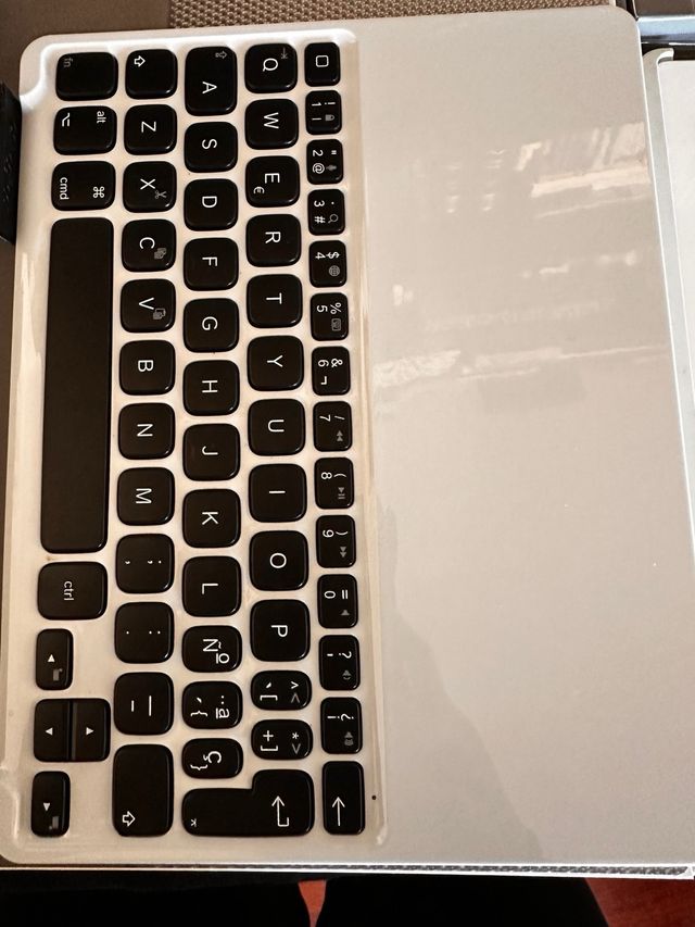 Apple iPad 3 4G Blanco + teclado Logitech + funda