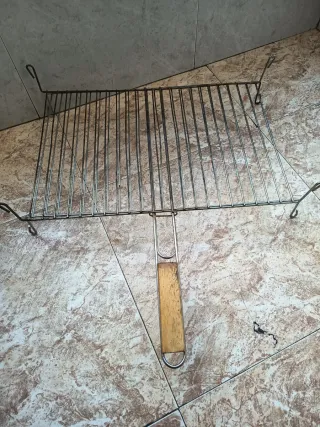 Griglia per barbecue in metallo e legno