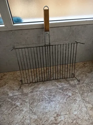 Griglia per barbecue in metallo e legno