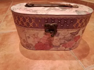 Joyero grande ovalado y diseño floral