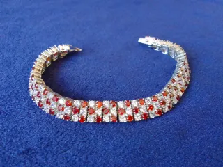 Pulsera de plata con piedras rojas y blancas.