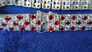 Pulsera de plata con piedras rojas y blancas.