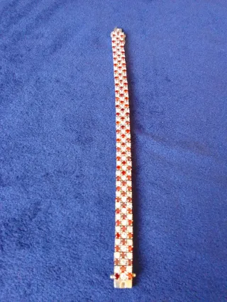 Pulsera de plata con piedras rojas y blancas.