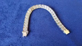 Pulsera de plata con piedras rojas y blancas.